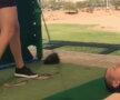 VIDEO&FOTO Curaj sau nebunie!? Cum a încercat un bărbat să o impresioneze pe cea mai sexy jucătoare de golf