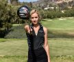 VIDEO&FOTO Curaj sau nebunie!? Cum a încercat un bărbat să o impresioneze pe cea mai sexy jucătoare de golf