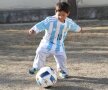 Puștiul afghan a primit și o minge Adidas cu care joacă Argentina