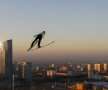 UP IN THE AIR. Calificările la sărituri cu schiurile, care au loc în Kazakhstan, au oferit instantanee excepționale (foto: Reuters)