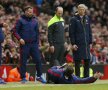 MAN DOWN. Van Gaal a oferit ieri imagini amuzante în repriza a doua a meciului Manchester United - Arsenal 3-2. A vrut să-i demonstreze arbitrului de rezervă că Alexis, atacantul adversarilor, a simulat și s-a aruncat pe  spate (foto: Reuters)