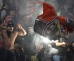 

DOR DE STELIȘTI. Ultrașii lui Dinamo au fost din nou incendiari la Derby. Dar s-au săturat să fie singuri și au afișat mesajul: "Vrem din nou rivalii pe stadioane, nu mai vrem peluze goale". foto: Alex Nicodim