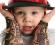FOTO Americanii au descoperit o nouă modă » Tatuaje false pentru bebelușii cu atitudine!