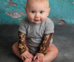 FOTO Americanii au descoperit o nouă modă » Tatuaje false pentru bebelușii cu atitudine!