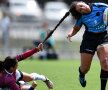 DOUĂ FLORI. Mingea de rugby le-a învrăjbit pe Maryoly Gamez din Venezuela și Victoria Rios din Uruguay. (Foto: guliver/getty images)