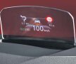 AFIȘAJ COLOR. Head-up Display apare de la baza parbrizului imediat ce pui contactul. Afișează informațiile privind viteza de deplasare și următoarea manevră a navigației pentru a ajunge la destinația selectată