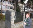 Directorul adjunct Raveca Gaveniuc, în fața școlii generale Artemiu Publiu Alexi din Sângeorz-Băi