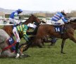 CĂDERE SPRE DURERE. Barry Geraghty se pregătește să ia contactul cu iarba în cursa de la Cheltenham (Anglia). În plan secundar, un alt călăreț îl imită. foto: reuters