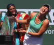 BEST PHOTOBOMB EVER. Azarenka a învins-o pe Serena în finala de la Indian Wells, iar americanca a arătat la final că știe să piardă cu zâmbetul pe buze