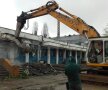 VIDEO + FOTO Atenție, cade patinoarul! Azi a început demolarea la "Mihai Flamaropol"