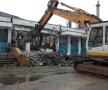 VIDEO + FOTO Atenție, cade patinoarul! Azi a început demolarea la "Mihai Flamaropol"