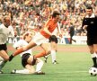 FINALA CM 1974
Cruyff trece de Honess și Vogts și obține penalty în primul minut al finalei CM '74 cu Germania