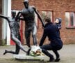 FLORI LA STATUIE
La puțin timp după anunțul morții lui Cruyff, un tată cu un copil în brațe a depus flori la stadionul Olimpic din Amsterdam