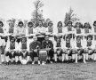 POZA DE GRUP
Cruyff, al doilea din dreapta pe rândul de jos, în marea trupă a lui Ajax, pregătită de Piști Kovacs, campioană europeană în 1972