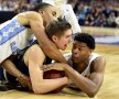 E baschet, nu rugby! Duel pasionant pentru minge în duelul North Carolina - Notre Dame din NCAA (foto: reuters)