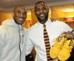 "Ritual" după meciuri » Kobe Bryant dăruiește ghete cu autograf "celor care au c**** să mi le ceară"