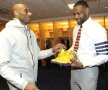 "Ritual" după meciuri » Kobe Bryant dăruiește ghete cu autograf "celor care au c**** să mi le ceară"