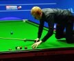 Hm, parcă nu așa se joacă... Anthony McGill a părăsit Campionatul Mondial de snooker în optimi, dar a încercat să vadă dacă se poate cățăra pe masă pentru o lovitură, foto: Guliver/gettyimages