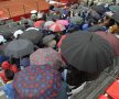 Ziua înmuiată. Duminică s-a jucat puţin, umbrelele spectatorilor răbdători umplând tribunele cu cele mai diverse culori // FOTO Raed Krishan