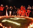 LACRIMI ȘI DURERE. Jucătorii și suporterii lui Dinamo s-au reunit azi-noapte la stadion pentru a deplânge dispariția prematură a lui Patrick Ekeng. Foto: Alex Nicodim