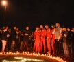 FOTO Durere fără margini » Dinamoviștii au plâns în hohote și au aprins lumânări la Urgență şi pe gazonul din Ştefan cel Mare! Jucătorii s-au alăturat
