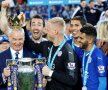Portarul Schmeichel îi pune lui Ranieri coroana Premier pe cap // FOTO Reuters