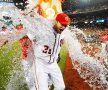 Baie cu gheață! Pitcherul lui Washington Nationals, Max Scherzer, a atins un record în meciul cu Detroit Tigers și a fost răcorit de colegi, foto: reuters