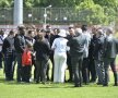 VIDEO+FOTO Rămas bun fără cuvinte » Dinamoviștii s-au despărțit ieri îndurerați de Patrick Ekeng. Lacrimi, condoleanțe, torțe și-o anchetă ce merge mai departe