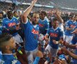 BUCURIE IMENSĂ Jucătorii lui Napoli, printre care și Chiricheș, au sărbătorit calificarea directă în Ligă cu un stadion plin de fani și de pasiune: Foto: Guliver/Getty Images