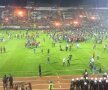 VIDEO + FOTO Au dat foc la stadion după ce echipa aproape că a retrogradat! Scene șocante într-un campionat al Europei