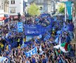 THEY ARE THE CHAMPIONS. Leicester a arătat în acest sezon că nimic nu e imposibil, câștigând titlul în Premier League, condusă de un magnific Claudio Ranieri. Trofeul a fost sărbătorit intens alături de fani (foto: Reuters)