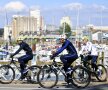 FOTO Albastru de vacanță » Francezii au început pregătirea la Biarritz cu o plimbare pe bicicletă și jocuri cu mingea alături de puști de 11 ani