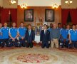 ÎNGENUNCHEAȚI ÎN THAILANDA. Campionii de la Leicester surprinși într-o ipostază inedită la o ceremonie în Bangkok, unde au răspuns in corpore invitației patronului Vichai Srivaddhanaprabha. foto: reuters