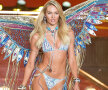 FOTO Modelul numărul 1 » Candice Swanepoel a încercat fotbalul american, dar nu prea i-a ieșit :)