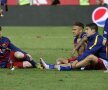 Giganții au obosit. După ce au câștigat Cupa și au fost premiați, Messi, Neymar și Suarez s-au așezat pe iarbă, extenuați după un sezon infernal. Foto: Reuters