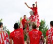 STATUIA ULTRAS. Toată Sevilla s-a acoperit ieri în alb-roșu. Jucătorii au ieșit pe străzi, pentru a celebra cu fanii al treilea trofeu consecutiv Europa League. Coke a fost la înălțime. foto: reuters