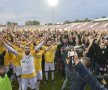 La final, jucătorii și suporterii au cântat împreună minute bune pe gazon // Foto: Alex Nicodim