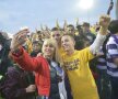 Mama unui jucător a coborât din tribune și și-a făcut un selfie alături de fiul său // Foto: Alex Nicodim