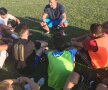 GALERIE FOTO Nu poate sta departe de iarbă! Reghecampf, profesor pentru o zi la academia sa de fotbal din Statele Unite