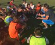 GALERIE FOTO Nu poate sta departe de iarbă! Reghecampf, profesor pentru o zi la academia sa de fotbal din Statele Unite