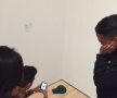 FOTO Doi tineri care se plictiseau au plantat o pereche de ochelari într-un Muzeu de Artă » Reacția vizitatorilor e fabuloasă