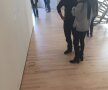 FOTO Doi tineri care se plictiseau au plantat o pereche de ochelari într-un Muzeu de Artă » Reacția vizitatorilor e fabuloasă