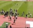 VIDEO Scene incredibile la Cluj » Fanii Universității au intrat pe teren cu bâte și au rupt tricourile jucătorilor