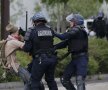 Polițiștii bruschează un protestatar
FOTO Reuters