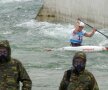 SPORT VS RĂZBOI. Un caiacist se antrenează pentru Olimpiadă în RIO, în timp ce trupele antitero iau parte la o simulare a unui atac cu arme chimice. foto: reuters