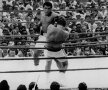 Muhammad Ali, considerat cel mai mare pugilist al tuturor timpurilor, în disputa cu Joe Bugner din 1975, pe stadionul Merdeka din Kuala Lumpur // Foto: Getty Images