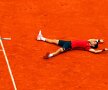 INIMA TENISULUI. Novak Djokovici a desenat o inimă cu permisiunea lui "Guga" Kuerten, imediat după ce a făcut Grand Slamul carierei! foto: Guliver/gettyimages