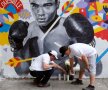 Oamenii aprind lumânări în memoria lui Muhammad Ali, în toate orașele lumii // Foto: Reuters