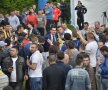 Răzvan Burleanu, înconjurat de fani // Foto: Alex Nicodim