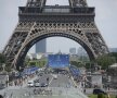 Cel mai mare fan-zone se află chiar lângă turnul Eiffel  // Foto: Alex Nicodim